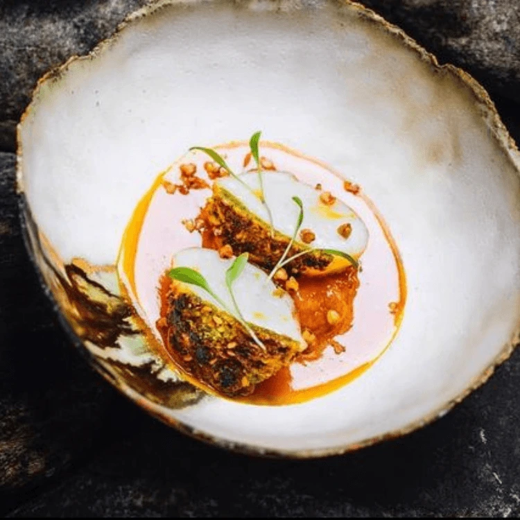 plat de coriandre micro pousse en cuisine.webp